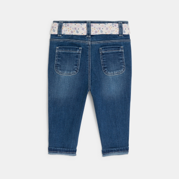 بنطال جينز بقصة عادية مع حزام مزين برسوم أزهار، باللون الأزرق للفتيات الرضع.